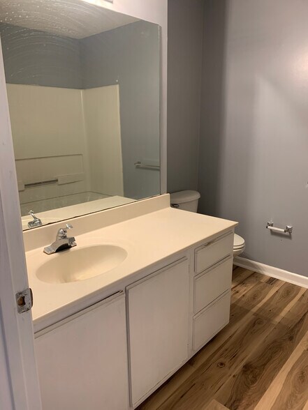 Building Photo - Room in Condo on Carlton Ave