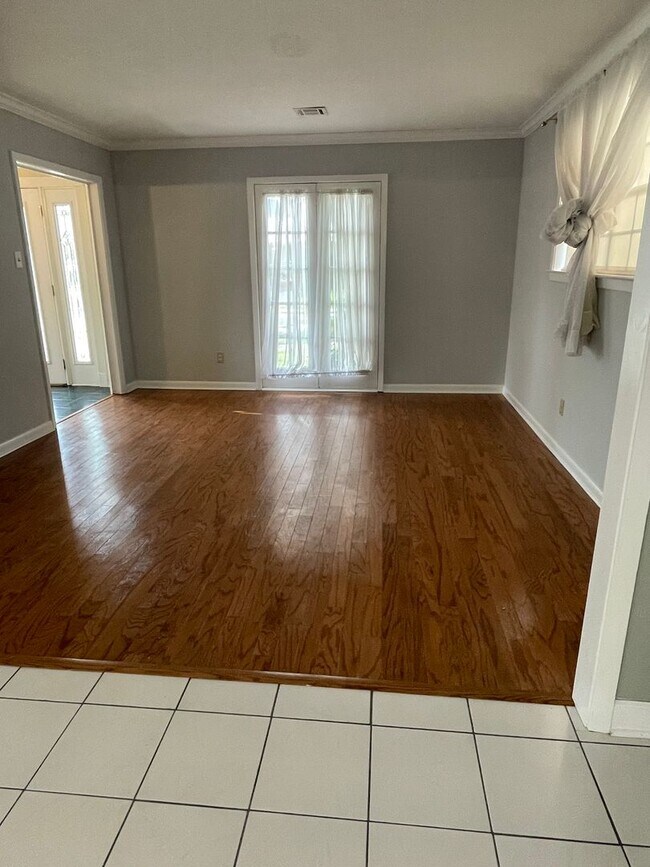 Building Photo - Spacious 4BD Home in Metairie, with Driveway and HUGE Fenced in Backyard