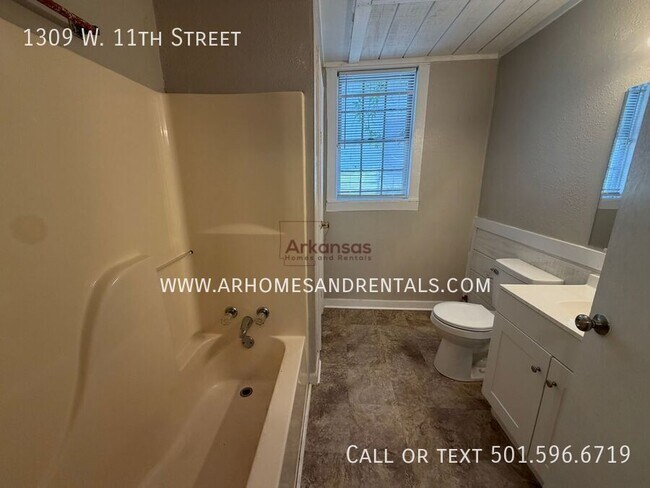Building Photo - 1309 W 11th St