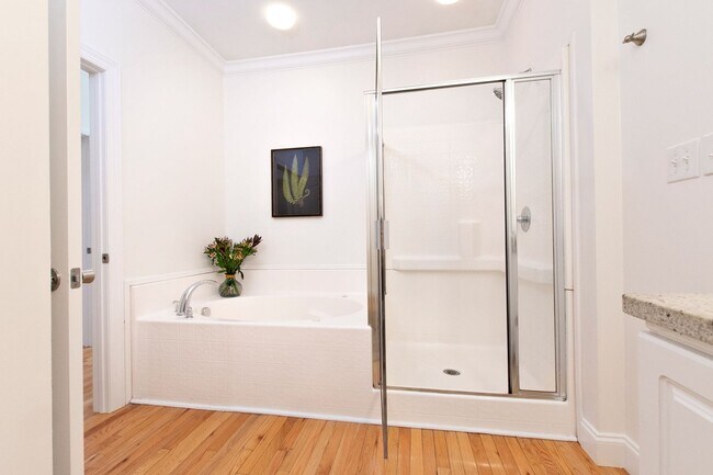 Building Photo - Luxurious Furnished Downtown Condo - 6-18 Month Lease Available!