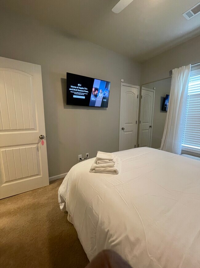 Building Photo - 2642 Dayview Ln