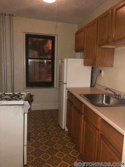 Building Photo - 349 Pleasant St