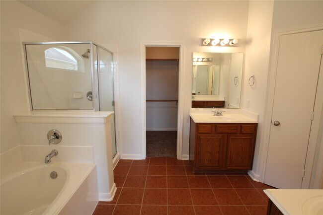 Building Photo - 814 Forest Thicket Ln