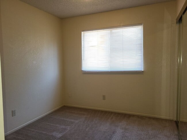 Building Photo - Corner lot Fairfield Home