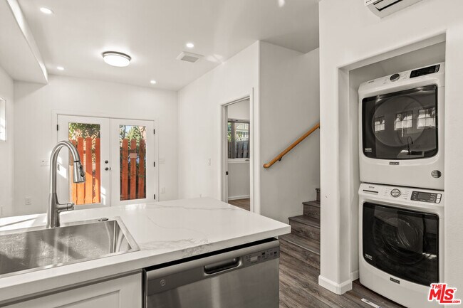 Building Photo - 929 W 23rd St