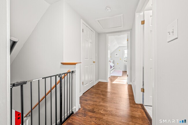 Building Photo - 12 Iroquois Rd