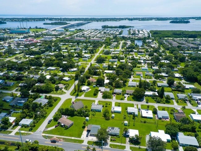 Building Photo - 1650 5th Ave