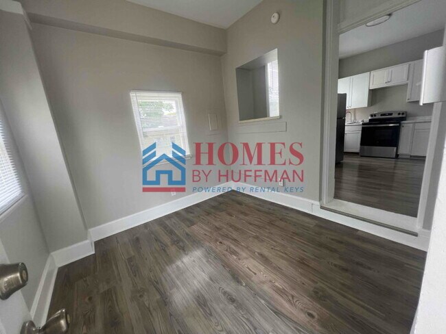 Building Photo - One Bedroom Apartment | Upstairs | Move In...