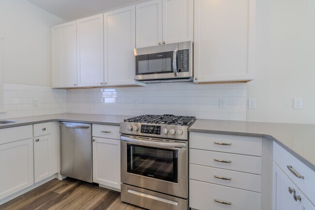 Building Photo - 1548 Simsbury St