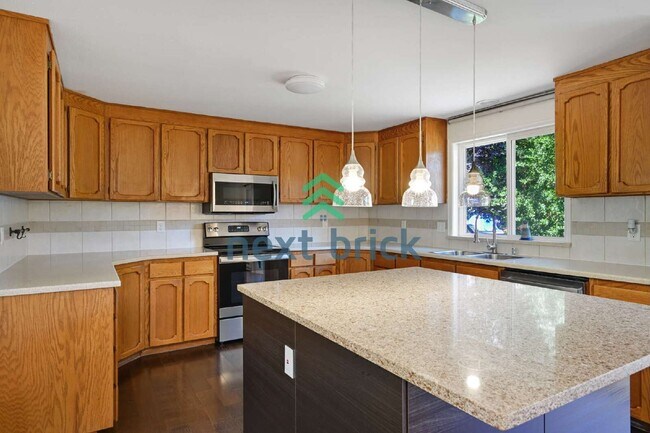Building Photo - "Spacious 4-Bedroom Haven with 2.5 Baths in Everett – 2,424 Sq Ft of Comfort!"