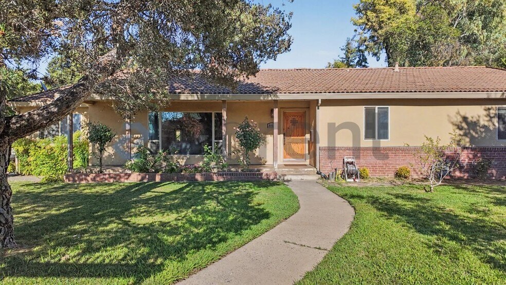 Building Photo - Unit Main House