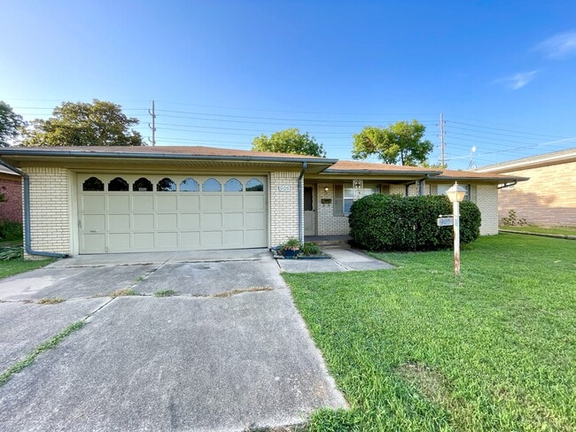 Building Photo - 905 Cottonwood St