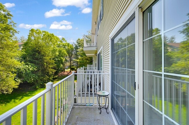 Building Photo - 104 Pebble Brook Dr