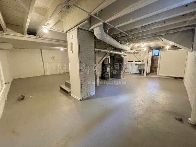 Building Photo - 515 SE Peacock Ln
