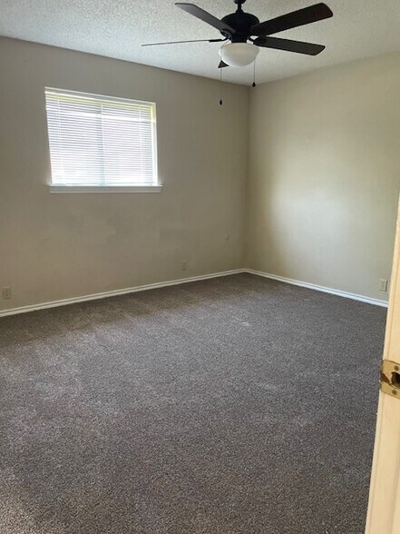 Building Photo - 1600 Woodside Ln E