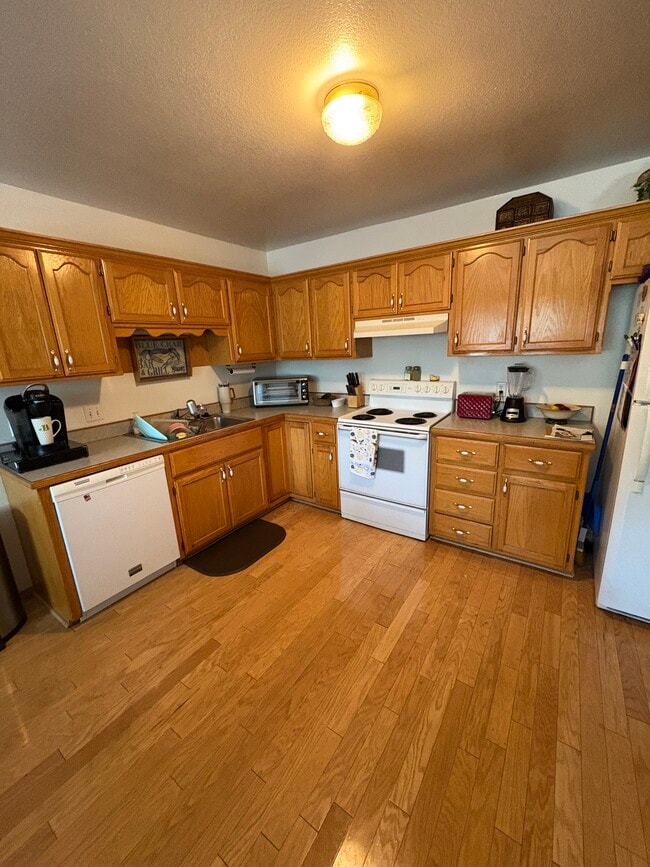 Building Photo - 725-727 Pinhook Drive