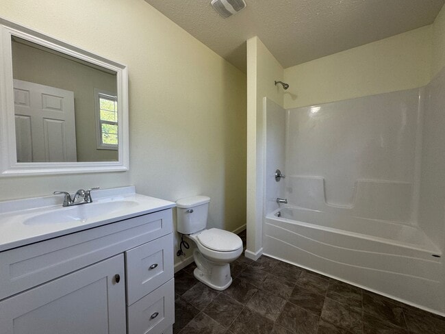 Building Photo - Gorgeous 5 Bedroom, 3 Bathroom two Level H...