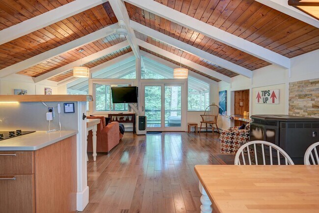 Building Photo - 400 Rolling Ridge Rd