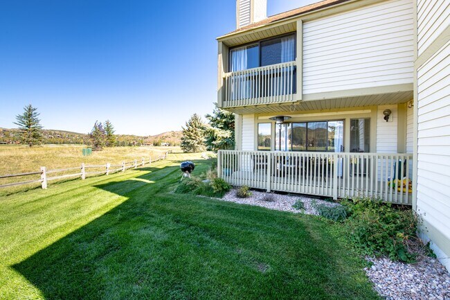 Building Photo - Conveniently Located Racquet Club Condo