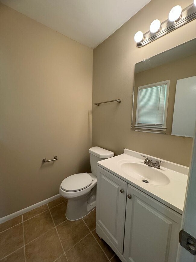 Building Photo - Charming 3 BR 1.5BA Brick & Vinyl Ranch