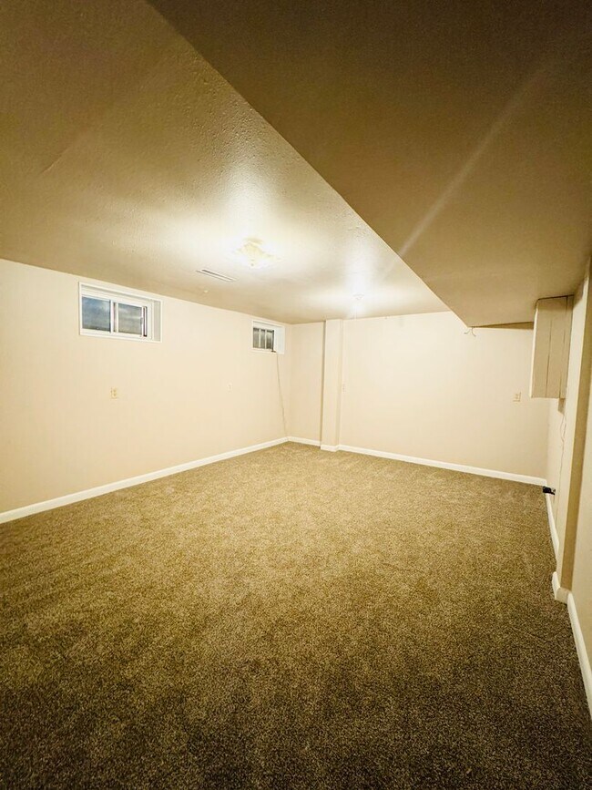 Building Photo - Large 3 Bed, 3 Bath House In Greeley - 4 bonus rooms in basement!