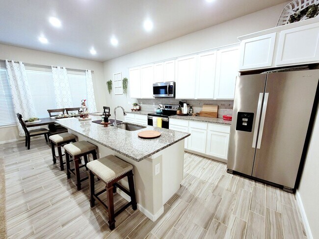Building Photo - FULLY FURNISHED! Stunning 3/2/2