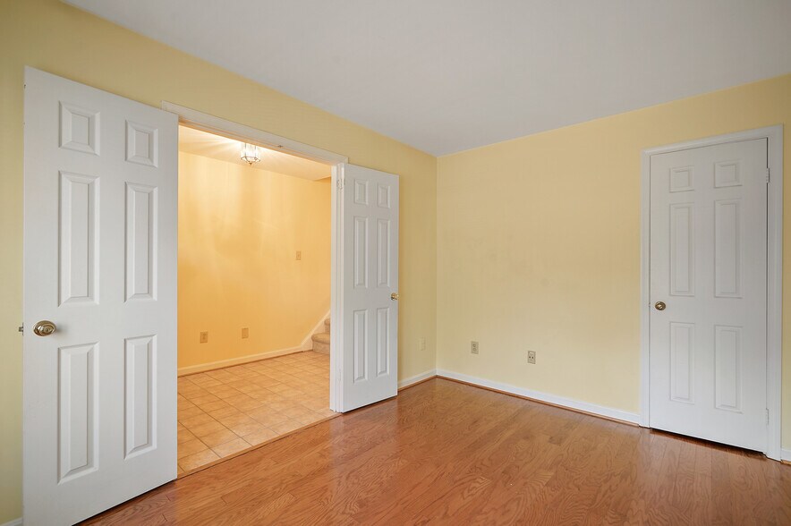 1st floor bedroom looking into hallway - 1140 N Taylor St