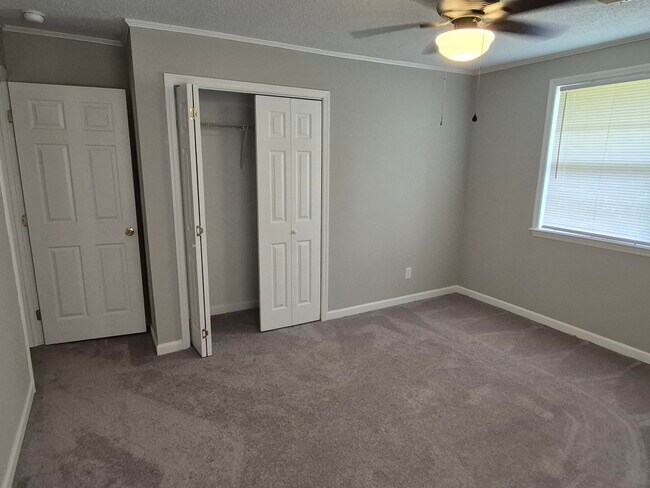 Building Photo - 3314 Oakridge Dr