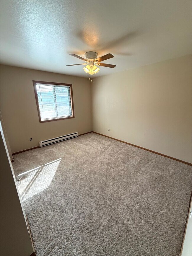 Building Photo - Private Entry 2 Bed/1 Bath Apartment!