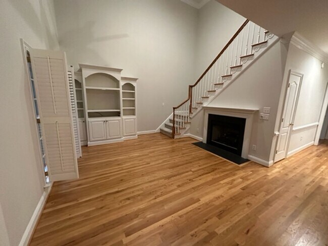 Building Photo - Stunning Townhome - Irving Park