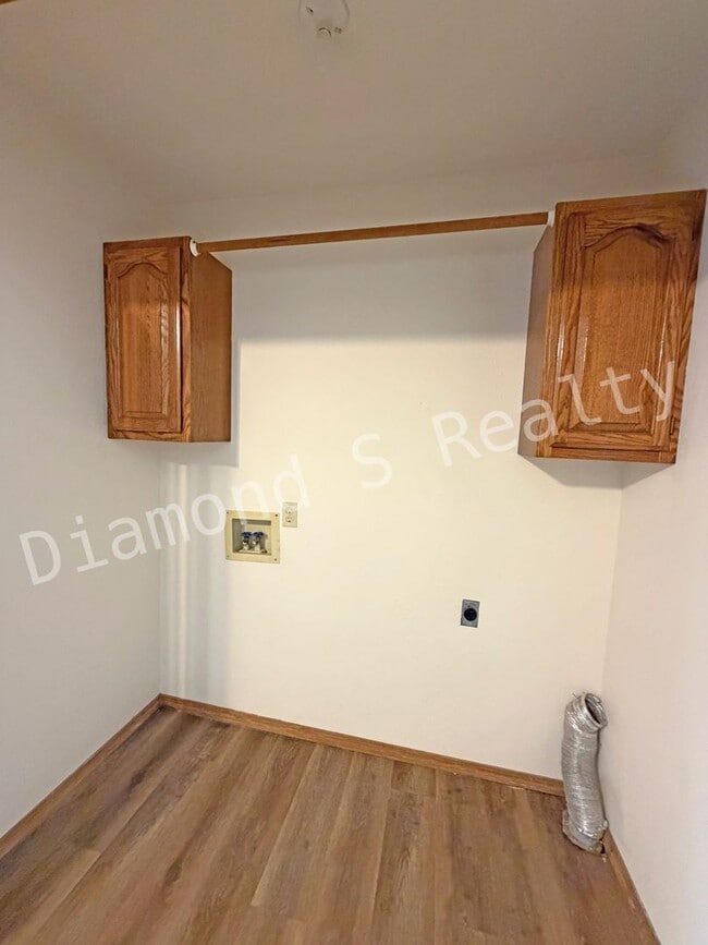 Building Photo - Cute and Clean 3-Bedroom Home Available in Southwest Spfd