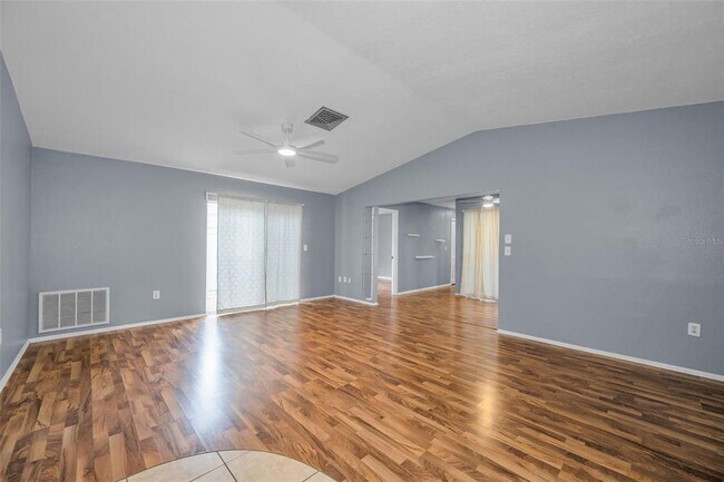 Building Photo - 13005 Club Dr
