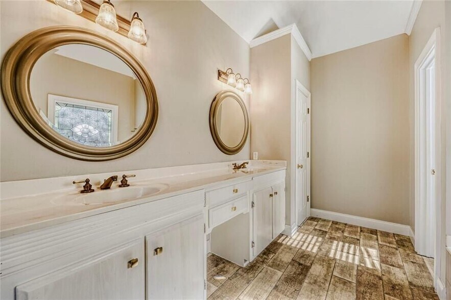 Building Photo - 1111 Lake Washington Dr NW