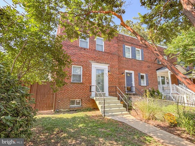 Primary Photo - 425 Laverne Ave