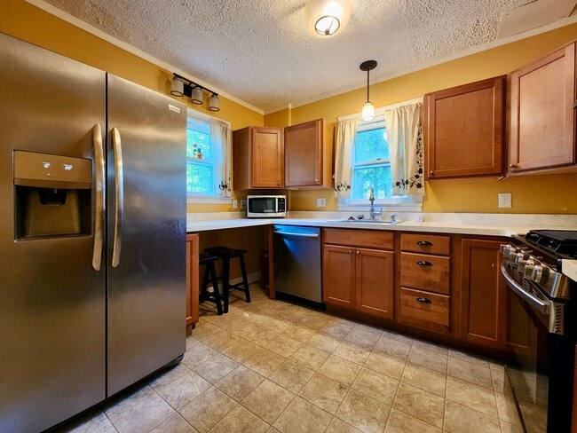 Building Photo - 3 bd 1 ba House | Charlotte | Off street P...