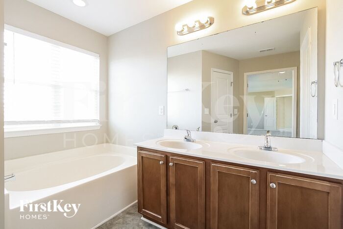 Building Photo - 1400 Chimney Ridge Dr