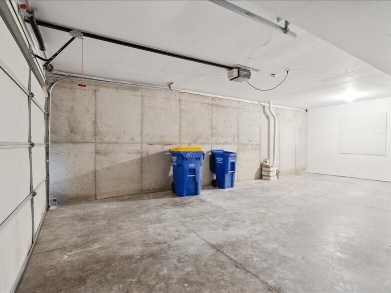 Building Photo - 523 Potter St