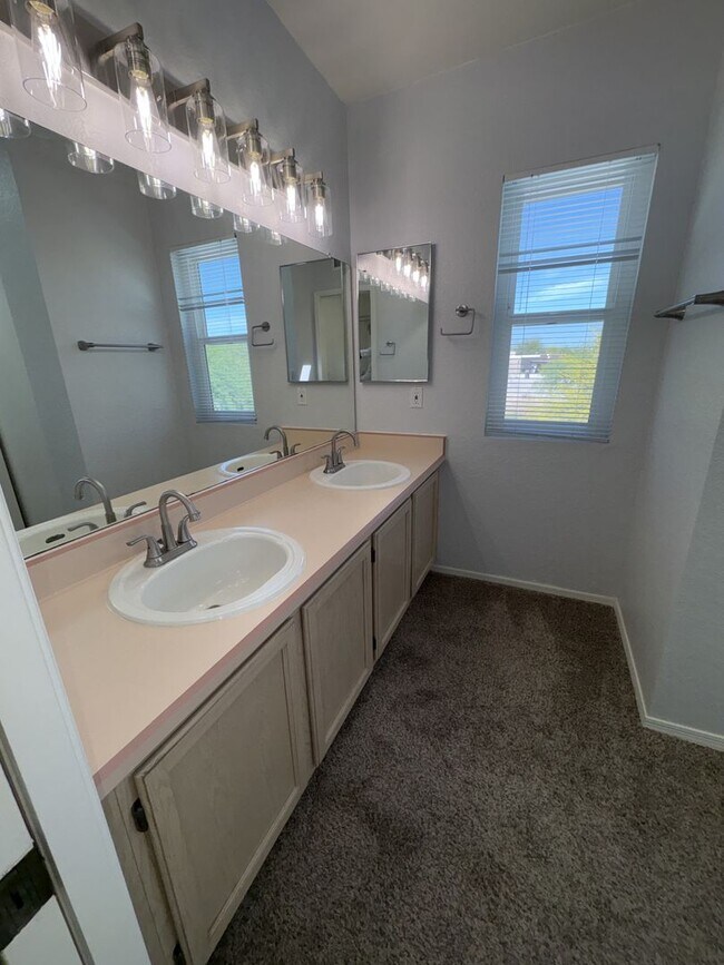 Building Photo - Beautiful eastside location