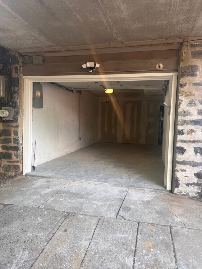 Room for full size car/ SUV - 6606 Morris Park Rd