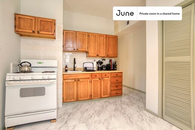 Building Photo - Private bedroom in 3 bed/1.5 bath Home