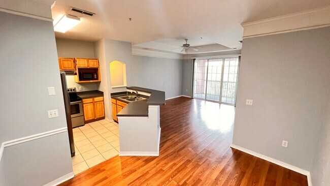 Building Photo - Two Bedroom in Metrowest AVAILABLE NOW!