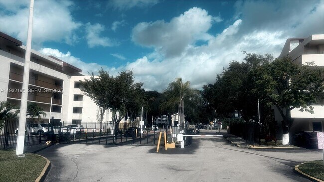 Building Photo - 8860 Fontainebleau Blvd