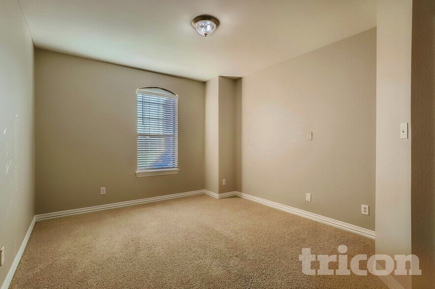 Building Photo - 2240 27th Ave Ct