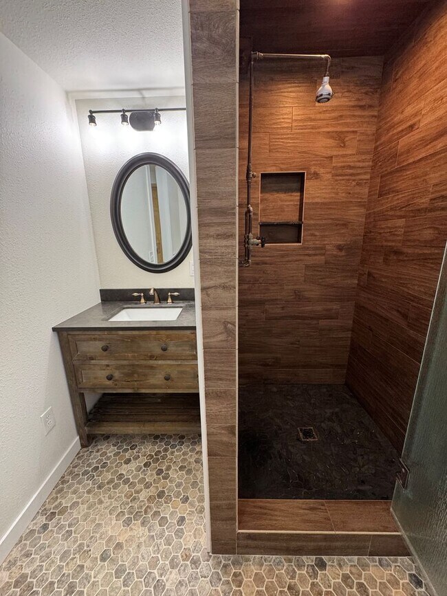 Building Photo - Charming Remodeled Cottage Home in Oak View