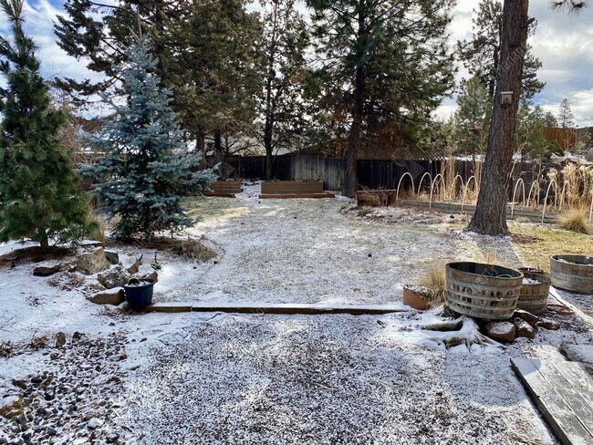 Building Photo - Updated 3BR - 2BA Gardener's Dream, w/ RV parking