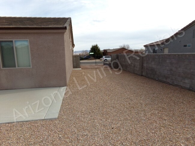 Building Photo - SUPER CLEAN 4 BEDROOM HOME