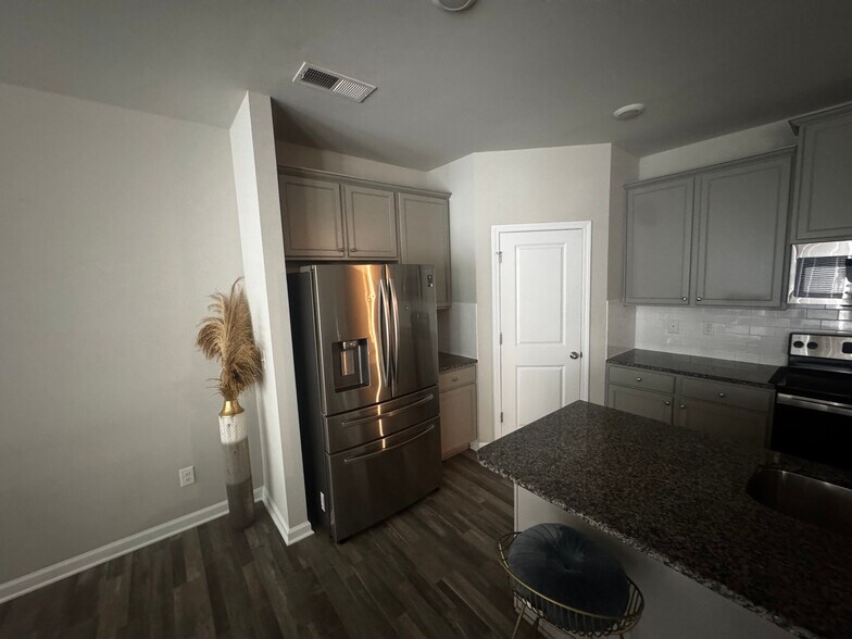 Building Photo - Room in Townhome on The Way Pl