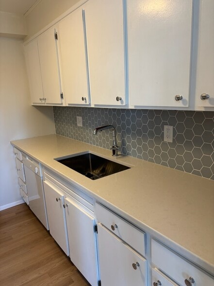 Kitchen - 887 Farmington Ave