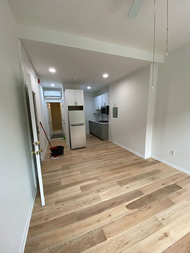 Building Photo - Beautiful studio unit located in a great area in fairmount- AVAILABLE NOW