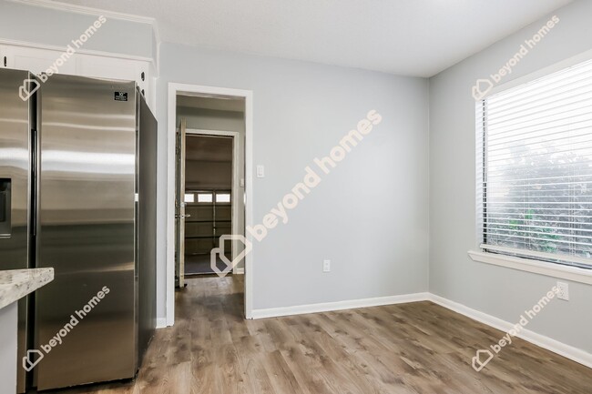 Building Photo - Beautiful 3 Bedroom 2 Bathroom House - Rea...